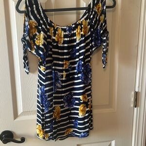 Off the shoulder blouse. Slit shoulders with tie